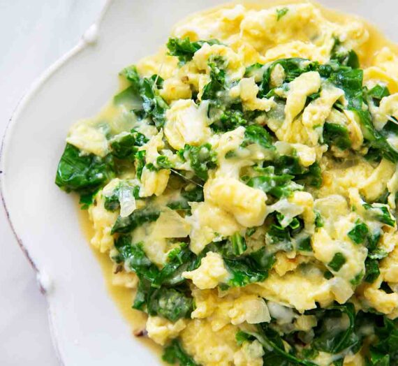 Huevos revueltos saludables con espinacas