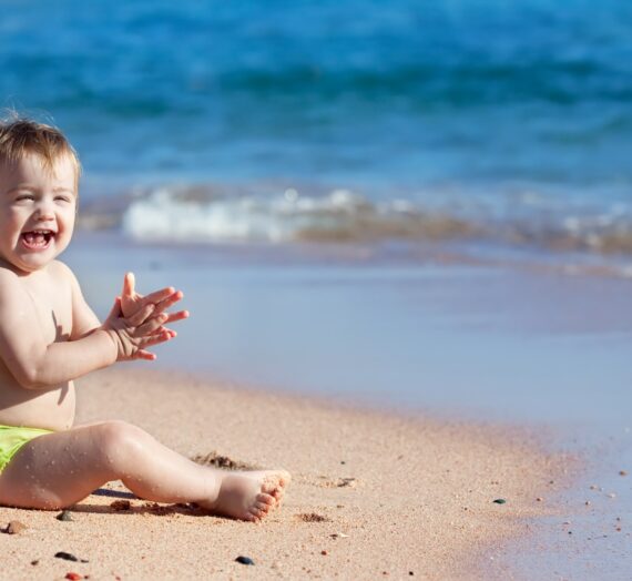 Primer día en la playa: Consejos esenciales para llevar a tu bebé al mar