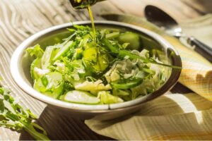 La riqueza del aceite de oliva en las ensaladas
