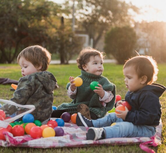 Los beneficios del juego al aire libre para los bebés